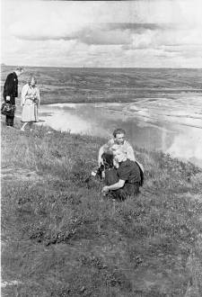 Wycieczka do tundry, z przodu Czesława Hnatów i mężczyzna NN, z tyłu Barbara Dudycz i Franciszek Sitnik.