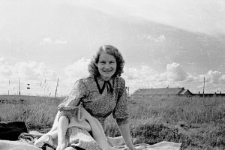 Barbara Dudycz, w tle baraki dawnego łagru.