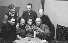 Polacy zwolnieni z łagrów, siedzą od lewej: Edmund Weber, NN, Natalia Zarzycka (z domu Odyńska), NN, z tyłu stoją: Olgierd Zarzycki, NN, Władysław Kulczycki.