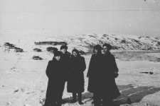 Byli więźniowie łagr&oacute;w, drugi od lewej stoi Stanisław Kiałka, w tle obozowe baraki.