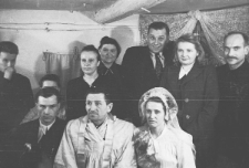 Ślub polskich zesłańców - Podosobik i Dawidowicza, w środku siedzi ksiądz greckokatolicki.