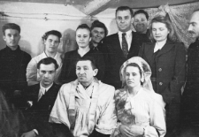 Ślub polskich zesłańców - Podosobik i Dawidowicza, w środku siedzi ksiądz greckokatolicki.