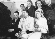 Ślub polskich zesłańców - Podosobik i Dawidowicza, w środku siedzi ksiądz greckokatolicki.