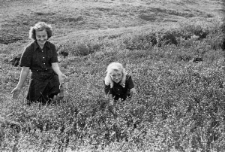 Anna Szyszko i Czesława Hnatów w tundrze.