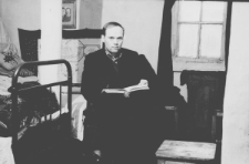 Mężczyzna NN, były więzień łagrów, w baraku zamienionym na mieszkanie dla półwolnych.