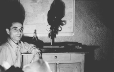 Leon Tejwan w ciemni fotograficznej Bernarda Grzywacza.
