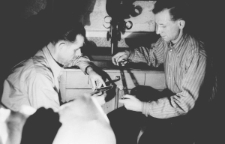 Leon Tejwan i Bernard Grzywacz w ciemni fotograficznej.