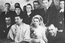 Ślub polskich zesłańców - Podosobik i Dawidowicza, w środku siedzi ksiądz greckokatolicki.