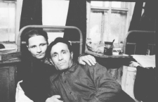 Byli więźniowie w baraku dawnego łagru, gdzie zamiast prycz wstawiono metalowe łóżka.