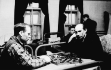 Byli więźniowie grający w szachy.