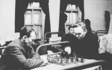 Mężczyźni grający w szachy.