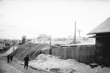 Fragment miasta, w tle hałda kopalni.