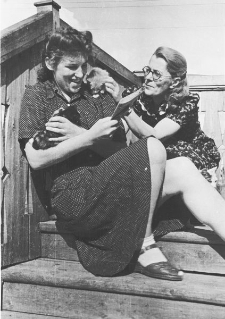 Wanda Cejko, Bronisława Kutiuk i małe kotki.