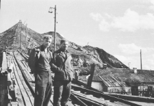 Dwaj mężczyźni na tle hałdy kopalni.