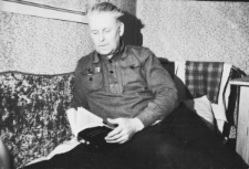 Były więzień łagrów czytający książkę.