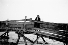 Anna Szyszko na moście nad rzeką Workutą.
