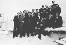 Wielkanoc Polaków zwolnionych z łagrów, część osób siedzi na dachu baraku zasypanego śniegiem.