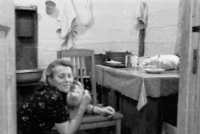 Bronisława Kutiuk z kotem.