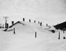 Barak w łagrze zasypany śniegiem.