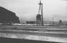 Kopalnia nr 3, zasieki z drutu i wieżyczki strażnicze.