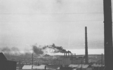 Panorama Workuty, dymiące kominy elektrowni (TEC-1), za elektrownią kopalnia Rudnik i zabudowania Workuty.
