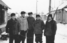 Estończycy i Polak przed barakiem, stoją od lewej: Hans Tauber (zginął podczas purgi w 1957 r.), Wilde (pracownik warsztatu mechanicznego), Juri Rozenberg (budowlaniec), Leon Tejwan (Polak z Wilna), Hari Lemberg (elektryk).