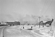 Fragment miasta, zabudowania poza główną ulicą "w rejonie bez dróg najwygodniej chodziło się po torach".