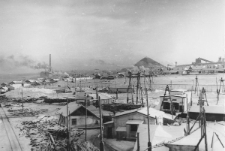 Obóz kopalni nr 9-10, na horyzoncie z lewej jedyna w regionie elektrownia (TEC-1).