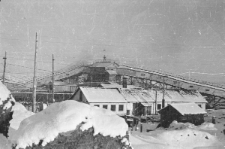 Przeładunek węgla z sortowni na wagony kolejowe.