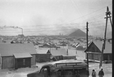 Baraki przylegające do elektrowni i kopalni nr 1 "Kapitalnaja", fotografia wykonana od strony kopalni nr 9-10.