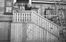 Na schodach stoją od lewej: Wanda Cejko, Barbara Dudycz, Czesława Hnatów.