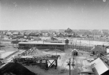 Na drugim planie kopalnia nr 11 i obóz dla więźniów, fotografia wykonanana z terenu kopalni nr 9-10.
