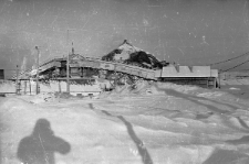 Przeładunek węgla z sortowni na wagony kolejowe.