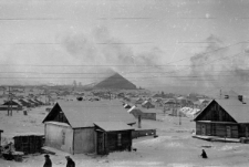 Baraki wokół elektrowni i kopalni nr 1 "Kapitalnaja", fotografia została wykonana od strony kopalni nr 9-10.