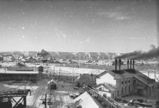 Na drugim planie kopalnia nr 11 i obóz więźniów, fotografia zrobiona z terenu kopalni nr 9-10.