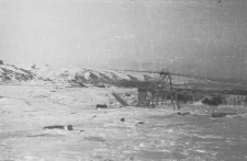 Jeden z oboz&oacute;w w rejonie Workuty, widoczne zony śmierci przed i za drutami oraz dwie budy dla ps&oacute;w, kt&oacute;re strzegły wyznaczonych odcink&oacute;w. Z prawej strony widoczna wartownia i brygada więźni&oacute;w idących do pracy.