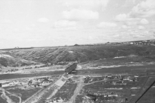 Fragment panoramy Workuty. Jedyny most kolejowy z torami prowadzącymi do obozu przy kopalni nr 8 "Rudnik". Pod mostem po obu stronach nasypu stoją baraki dla półwolnych.