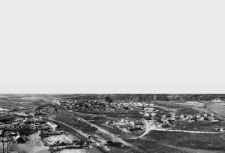 Fragment panoramy Workuty. U dołu widoczna jest brama wjazdowa kopalni 9-10 wraz z wartownią i wyszką. Po prawej stronie, za torami stoi budynek dyrekcji kopalni nr 9-10, dalej znajduje się Jużnyj posiołok [Osiedle Południowe], przeznaczone dla tzw. półwolnych, pracujących w kopalni 9-10. W głębi widać hałdę małej kopalni nr 11, a obok niej obóz karny.