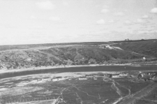 Fragment ponoramy Workuty. Na horyzoncie widoczna jest kopalnia nr 40, na prawo od niej zarysowują się hałdy kopalń nr 2,3,4. U dołu po lewej stronie widoczna jest część ogrodzenia obozu przy kopalni nr 9-10.