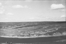 Fragment panoramy Workuty. U góry zdjęcia nad barakami widoczne jest jedno z miejsc, gdzie grzebano zwłoki więźniów obozu kopalni nr 9-10 i obozu inwalidów.