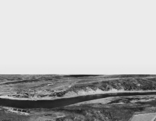 Rzeka Workuta, w prawym rogu widoczny fragment ogrodzenia obozu przy kopalni nr 9-10, nad barakami za rzeką widoczne jest jedno z miejsc, gdzie grzebano zwłoki więźniów obozu kopalni nr 9-10 i obozu inwalidów.