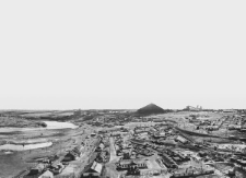 Hałda kopalni nr 1 "Kapitalnaja" wraz z zabudowaniami, nad rzeką widać elektrownię (TEC-1), która zaopatrywała w elektryczność cały obszar, na pierwszym planie baraki łagru przy kopalni 9-10.