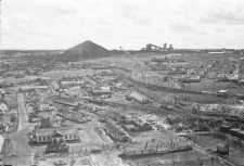 Na pierwszym planie obóz przy kopalni nr 9-10, w tle hałda kopalni nr 1 "Kapitalnaja".