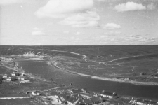 Fragment panoramy Workuty. W dolnej części na brzegu rzeki, znajduje się obóz przeznaczony dla inwalidów "Sangorodok". Widoczne są "zony śmierci", otaczające obóz, utworzone z pasów ziemi o szerokości 10 metrów za i przed drutami, obstawione wyszkami.