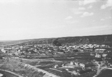 Fragment panoramy Workuty. Z prawej strony stoi budynek dyrekcji kopalni nr 9-10. Wyżej, aż do rzeki Workuty ciągną się zabudowania "Jużnogo posiołka".