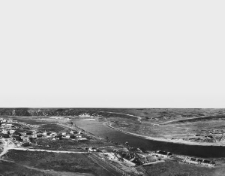 Fragment panoramy Workuty. W dolnej części na brzegu rzeki znajduje się obóz dla inwalidów "Sangorodok". Wyraźnie widoczne są "zony śmierci", otaczające obóz, utworzone z pasów ziemi o szerokości 10 metrów za i przed drutami, obstawione wyszkami.
