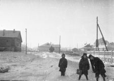 Fragment zabudowań Workuty, dzieci na drodze.