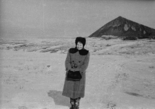 Anna Szyszko, w tle hałda kopalni.