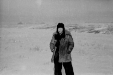 Bernard Grzywacz, na horyzoncie hałdy kopalni.