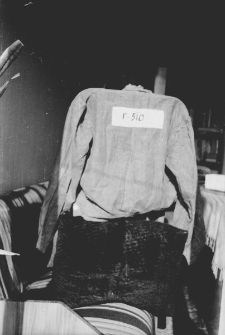 Ubranie obozowe Bernarda Grzywacza z numerem G-510. "Przywieźli mnie 21 lutego 1946 roku do obozu przy kopalni nr 6 i dano mi literę Ju i numer 492. Jest to przedostatnia litera alfabetu. W roku 1950 przeprowadzono inwentaryzację, remanent żyjących więźniów i dano mi literę G-510".